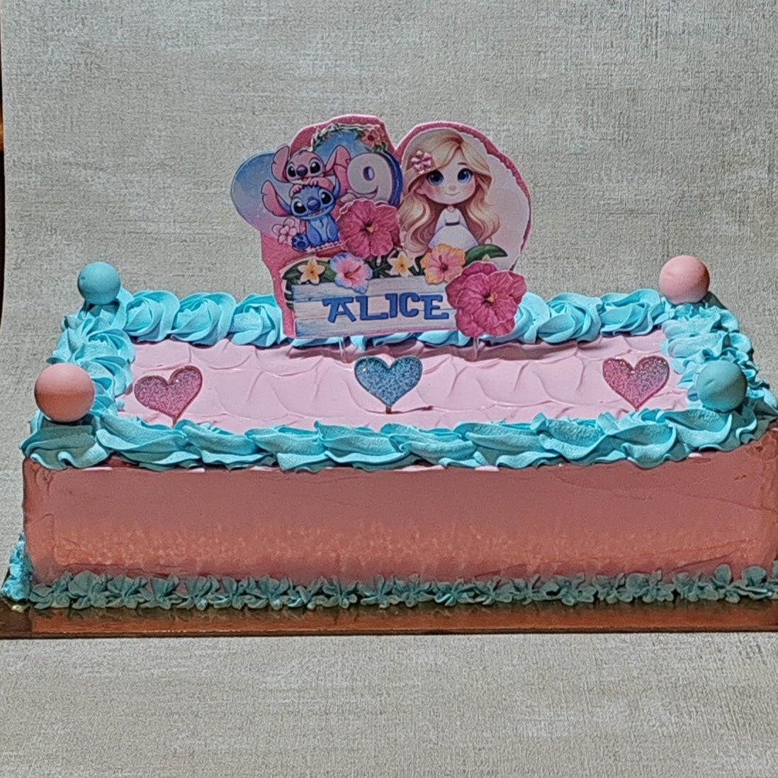 Bolo retangular com topper infantil
