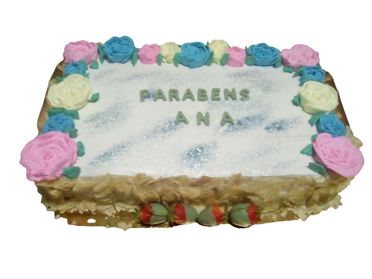 bolo aniversario retangular com massa folhada
